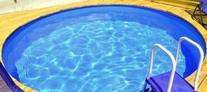 Una piscina al aire libre de temporada