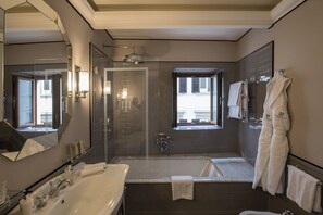 Combined shower/tub, free toiletries, hair dryer, bathrobes - IL Tornabuoni The Unbound Collection by Hyatt (Florence)