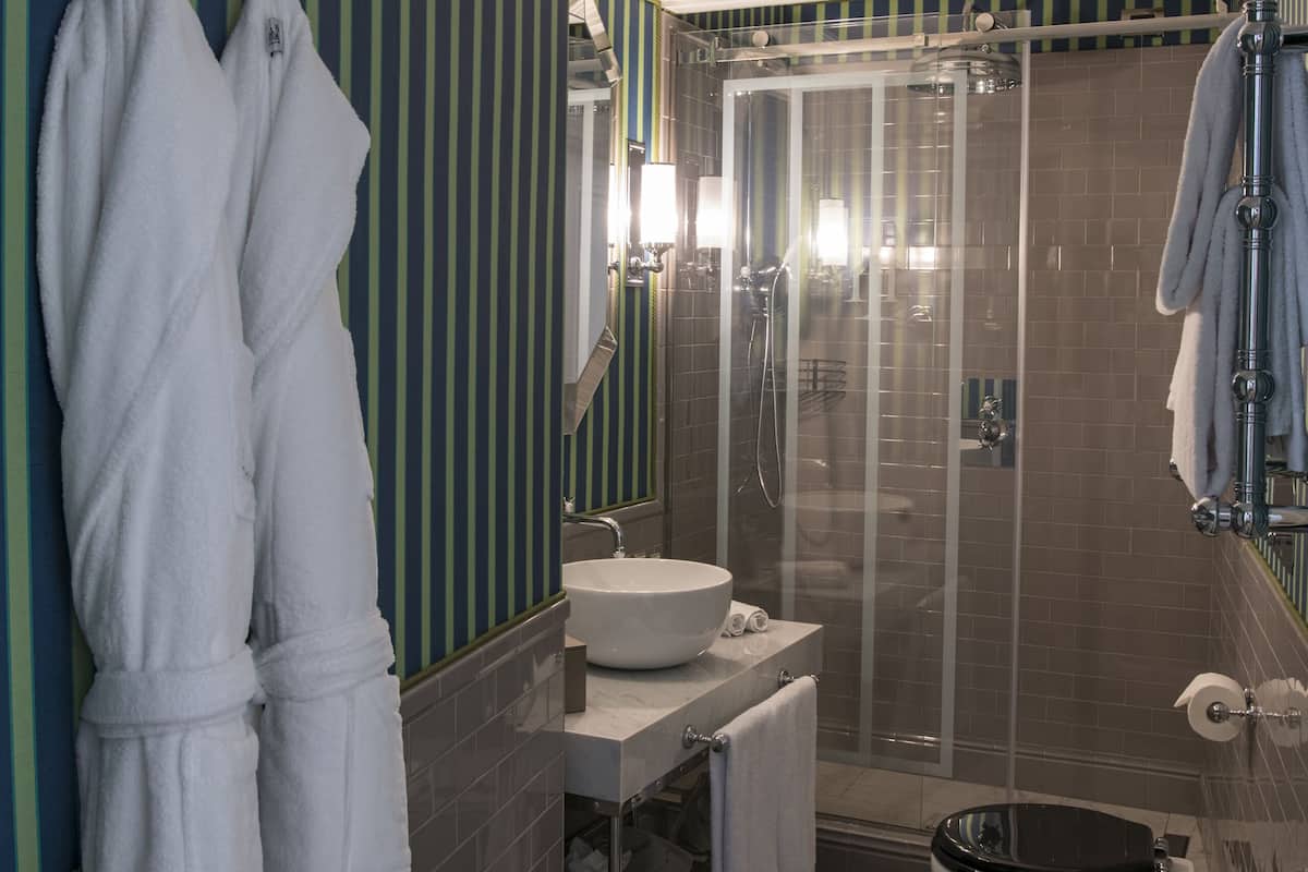 Phòng Suite Junior, 1 giường cỡ king | Phòng tắm | Vòi sen/bồn tắm kết hợp, đồ dùng nhà tắm miễn phí, máy sấy tóc 