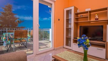 Departamento, 2 habitaciones | Área de sala de estar | Televisión de pantalla plana