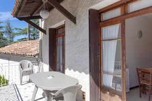 Outdoor dining - The harvesters' house (Savignargues)