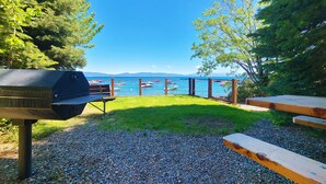 A barbecue area with a view of the lake and mountains.