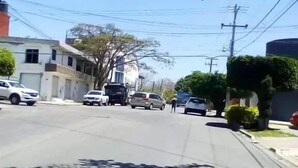 A street view with parked cars, buildings, and power lines. - Posada Reforma (Oaxaca)