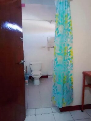 Shower, towels - Posada Reforma (Oaxaca)