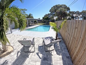 Utendørsbasseng og solsenger