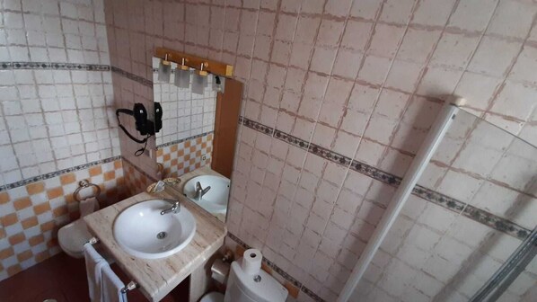 Artículos de tocador gratuitos, secador de pelo, toallas