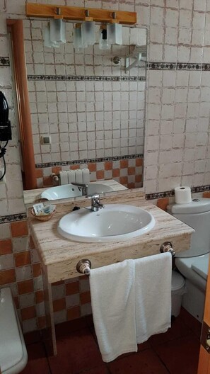 Artículos de tocador gratuitos, secador de pelo, toallas