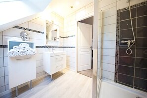 Habitación cuádruple | Baño | Secadora de cabello, toallas, jabón 