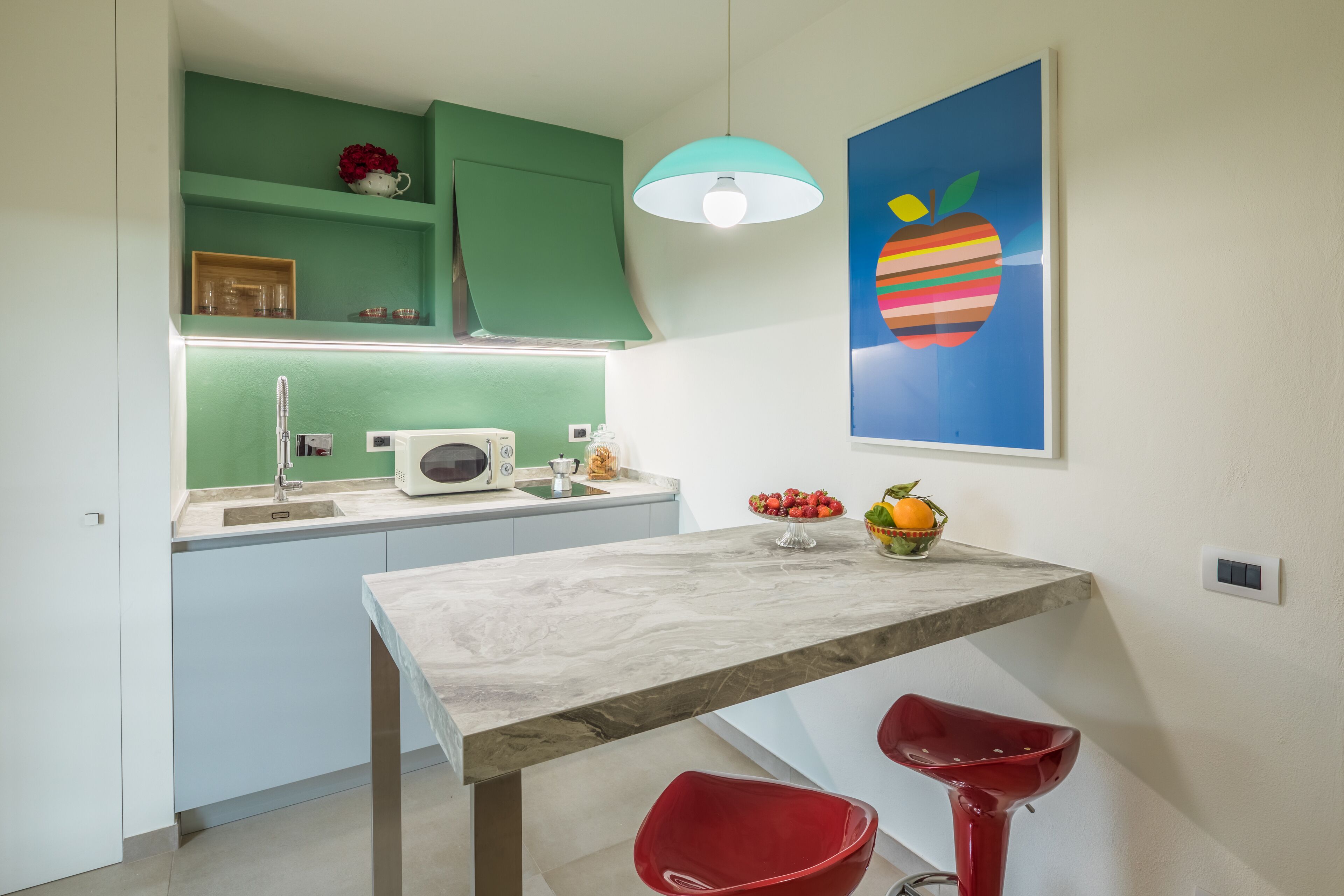 Kjøleskap, kokeplater, oppvaskmaskin og kaffetrakter/tekoker