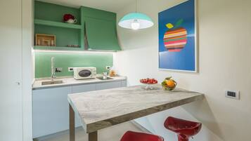 Kjøleskap, kokeplater, oppvaskmaskin og kaffetrakter/tekoker