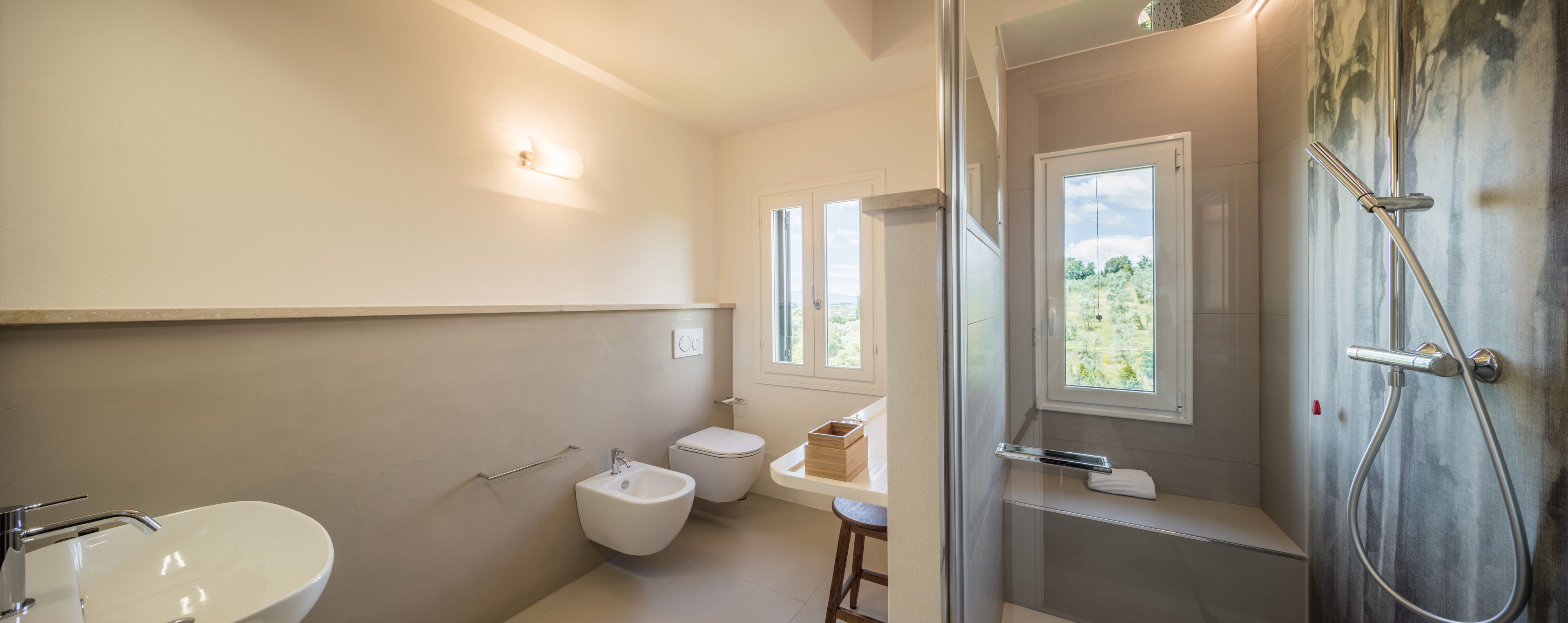 Un baño moderno con bidé, inodoro y lavamanos.