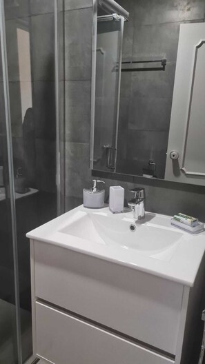 Dusche, Haartrockner, Handtücher, Seife