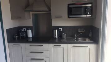 Réfrigérateur, micro-ondes, plaque de cuisson, lave-vaisselle