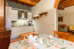 Appartement, 1 chambre | Cuisine privée | Grand réfrigérateur, micro-ondes, plaque de cuisson