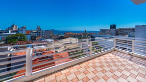 Une terrasse sur le toit offrant une vue sur la ville et la mer.