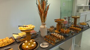 Un buffet proposant une variété de desserts et de pâtisseries.