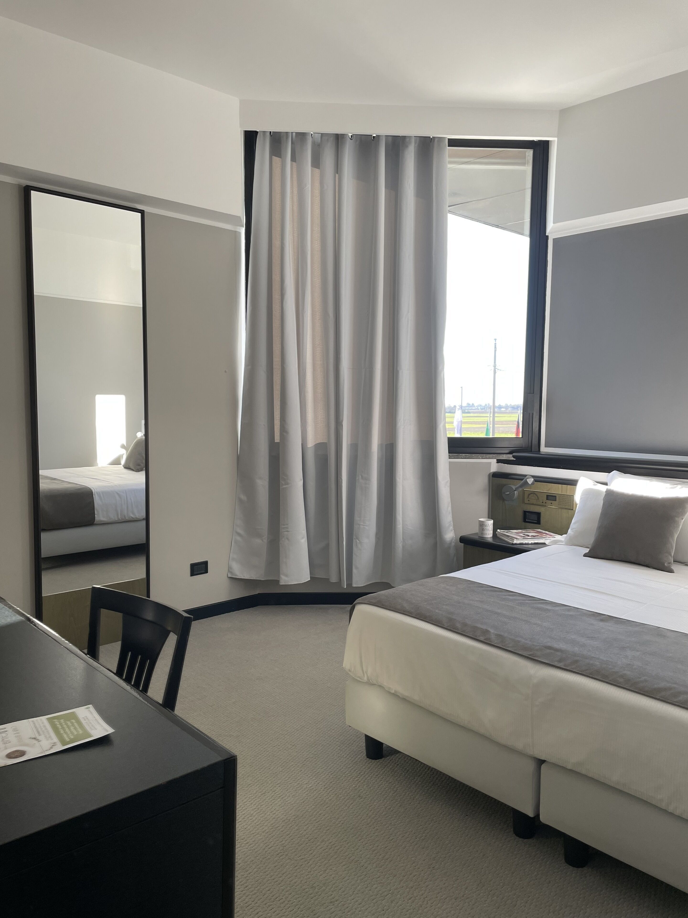 Hypo-allergenic bedding, down comforters, minibar, desk