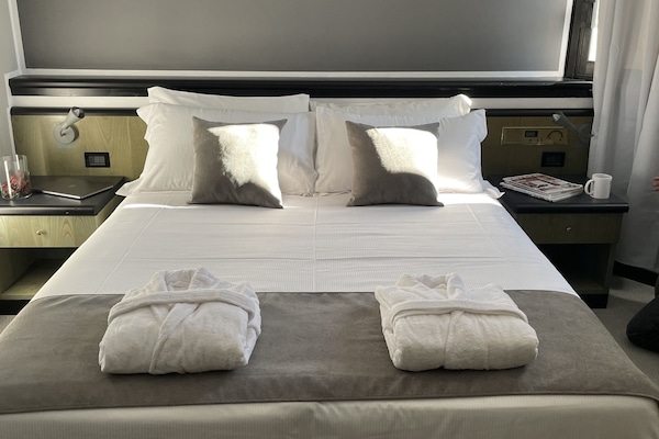 Premium Room | Hypo-allergenic bedding, down comforters, minibar, desk