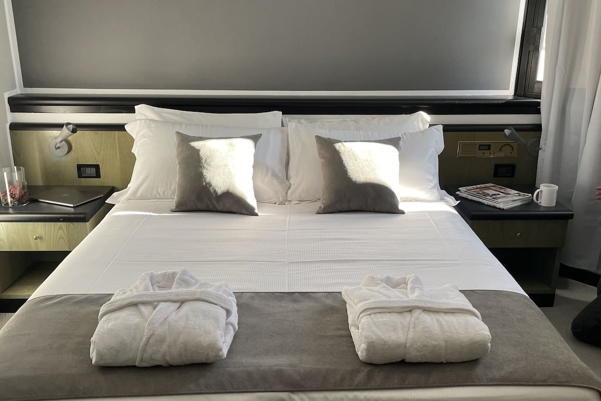 Literie hypoallergénique, couette en duvet d'oie, minibar, bureau