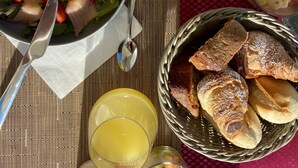 A table set with a salad, toast, fruit, and juice. - Hotel Gardenia Fiera (Cermenate)