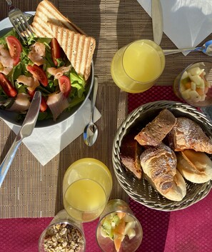 Petit déjeuner buffet (12 EUR par personne)