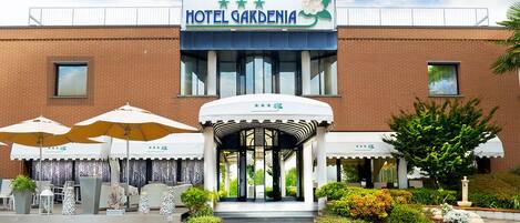 Vista frontal de la propiedad