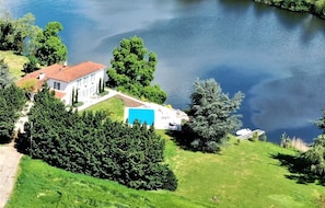 Piscina externa sazonal, funciona das 6h às 21h30, guarda-sóis