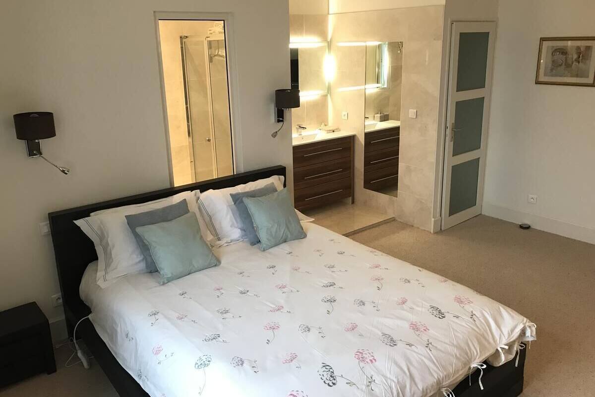 Quarto luxo, 1 cama Queen, vista para o rio | Edredons de pluma, camas com colchões de espuma com sistema de memória