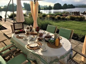 Café da manhã com pratos da culinária local grátis todos os dias