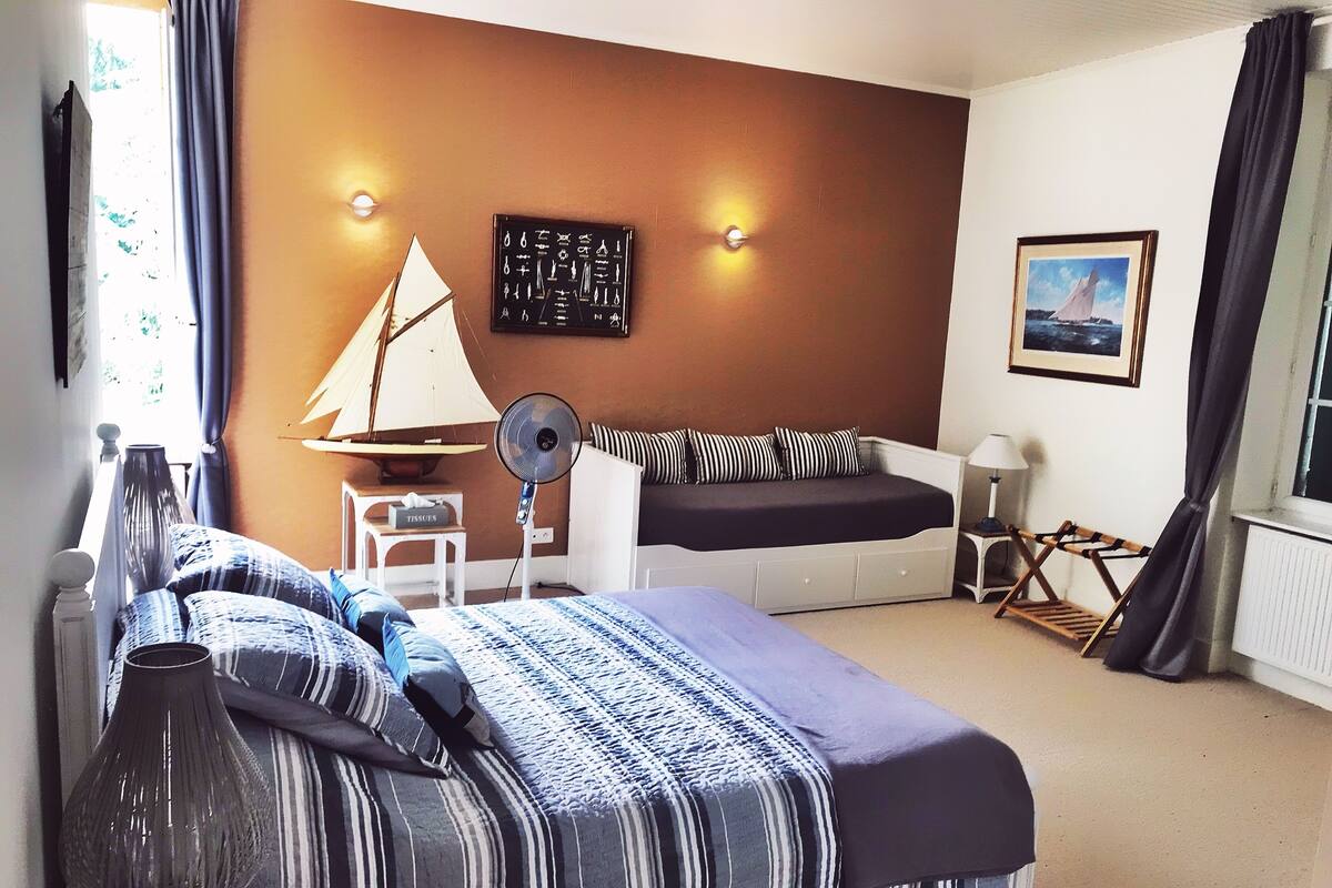 Quarto luxo, várias camas, vista para o rio | Edredons de pluma, camas com colchões de espuma com sistema de memória