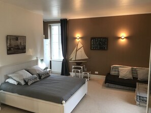 Quarto luxo, várias camas, vista para o rio | Edredons de pluma, camas com colchões de espuma com sistema de memória