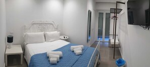 Habitación doble estándar | Escritorio, insonorización, wifi gratis y ropa de cama 
