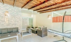 Uma sala de estar moderna com sofá, poltronas, mesa de centro e um varal.