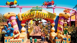 A colorful entrance to a theme park with a sign reading "Sesamo Aventura". - Sant Jordi Zeus Salou 33303 (Salou)