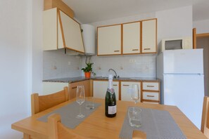 Réfrigérateur, micro-ondes, cafetière/bouilloire, bouilloire électrique