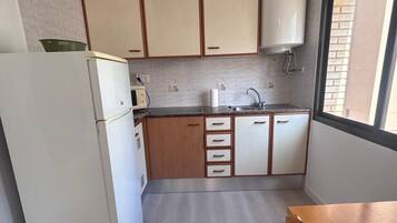 Kühlschrank, Mikrowelle, Wasserkocher mit Kaffee-/Teezubehör