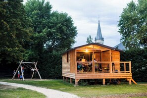 Chalet, 2 Bedrooms (Evasion) | Terrace/patio - Huttopia les Chateaux (Bracieux)