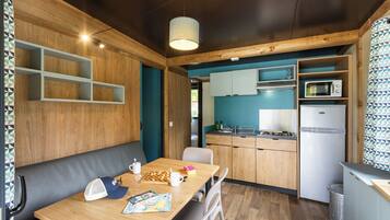 Chalet, 2 Bedrooms (Evasion) | Living area | Ping pong