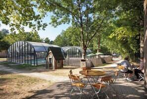 Een binnenzwembad en een seizoensgebonden buitenzwembad