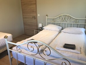 Cortinas blackout, wifi gratis y ropa de cama