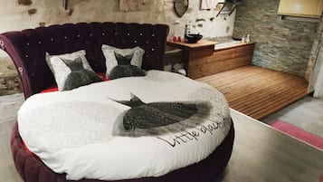 Romantische tweepersoonskamer (La chambre des Délices) | Luxe beddengoed, bedden met traagschuimmatras, individueel gedecoreerd