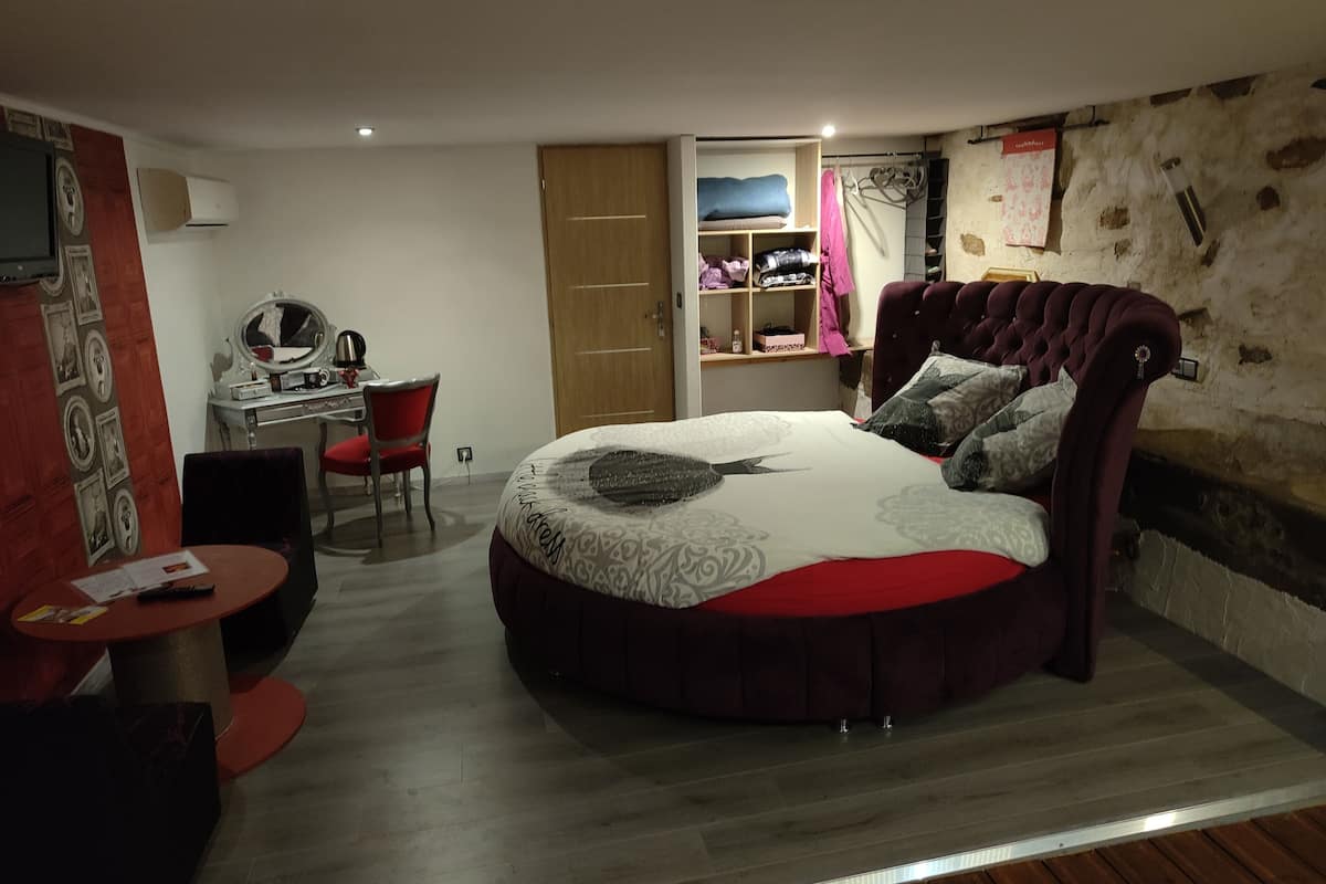 Romantiskt dubbelrum (La chambre des Délices) | SÀngtillbehör av högsta kvalitet och memory foam-madrasser