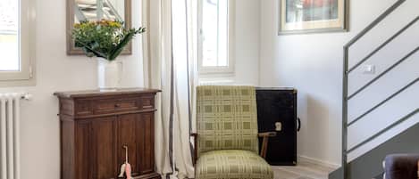 Appartement, 1 chambre | Coin séjour | Télévision à écran plat de 32 pouces avec chaînes numériques, télévision