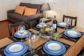 Appartement, 2 chambres | Restauration dans la chambre