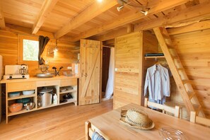 Placa de cocina, cafetera/tetera, silla alta para bebés