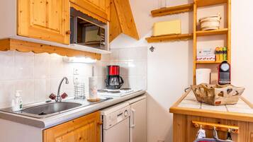 Fridge, dishwasher, toaster, cookware/dishes/utensils