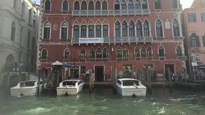 A historic building with a balcony and a sign reading "PERSONAL STRUCTURES". - EGO’ Boutique Hotel - The Silk Road (Venice)