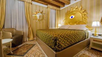 Une chambre d’hôtel avec un grand lit, une chaise, une table de chevet et un élément décoratif mural en forme de soleil.