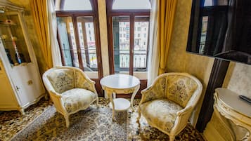 Suite junior, vista al canal | 1 habitación, ropa de cama de alta calidad y edredón