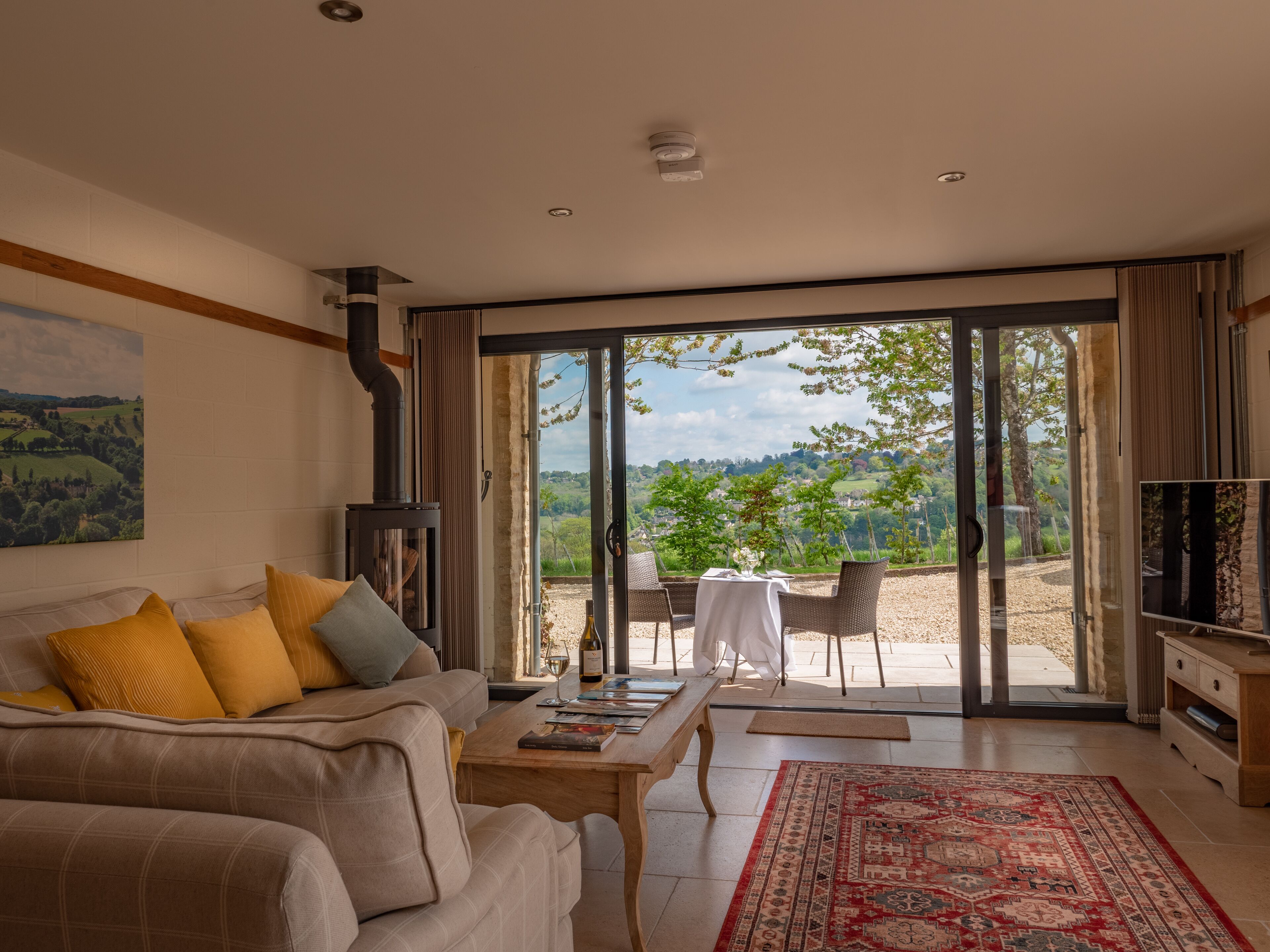 Una sala de estar acogedora con un sofá, una mesa de centro y un mueble para televisión.